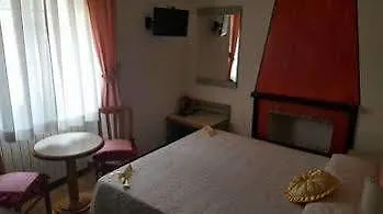 La Casa Gialla A Bed and Breakfast Montignoso