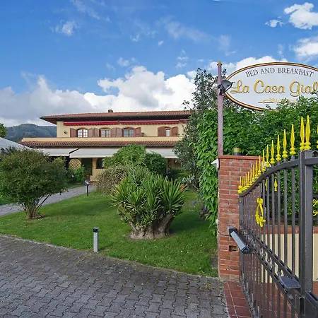 La Casa Gialla Bed & Breakfast *