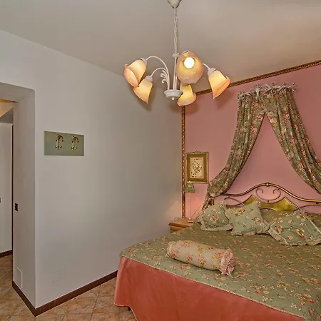La Casa Gialla Bed & Breakfast *