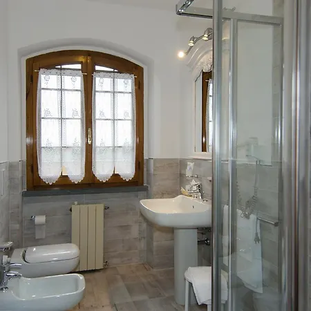 La Casa Gialla A Bed and Breakfast Montignoso